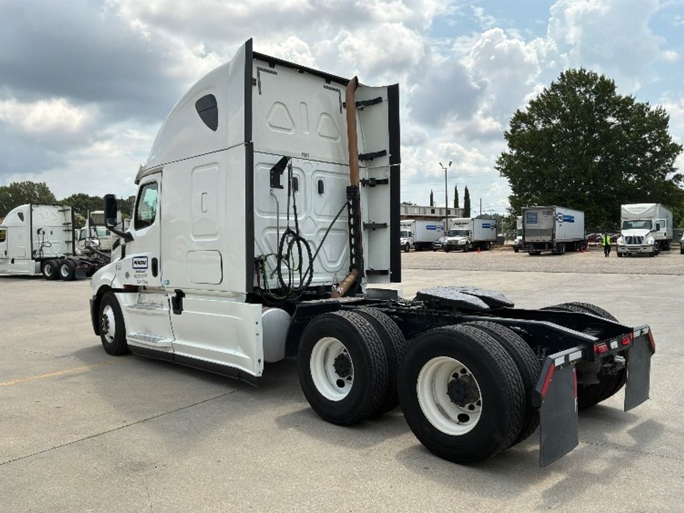 Sleeper Tractor-Heavy Duty Tractors-Freightliner-2020-T12664ST-Montgomery-AL-353,054\n\t\tmiles-$ 77,750 - Image 5