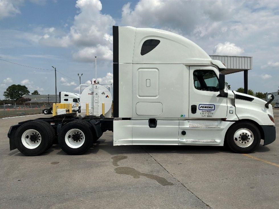 Sleeper Tractor-Heavy Duty Tractors-Freightliner-2020-T12664ST-Montgomery-AL-353,054\n\t\tmiles-$ 77,750 - Image 8