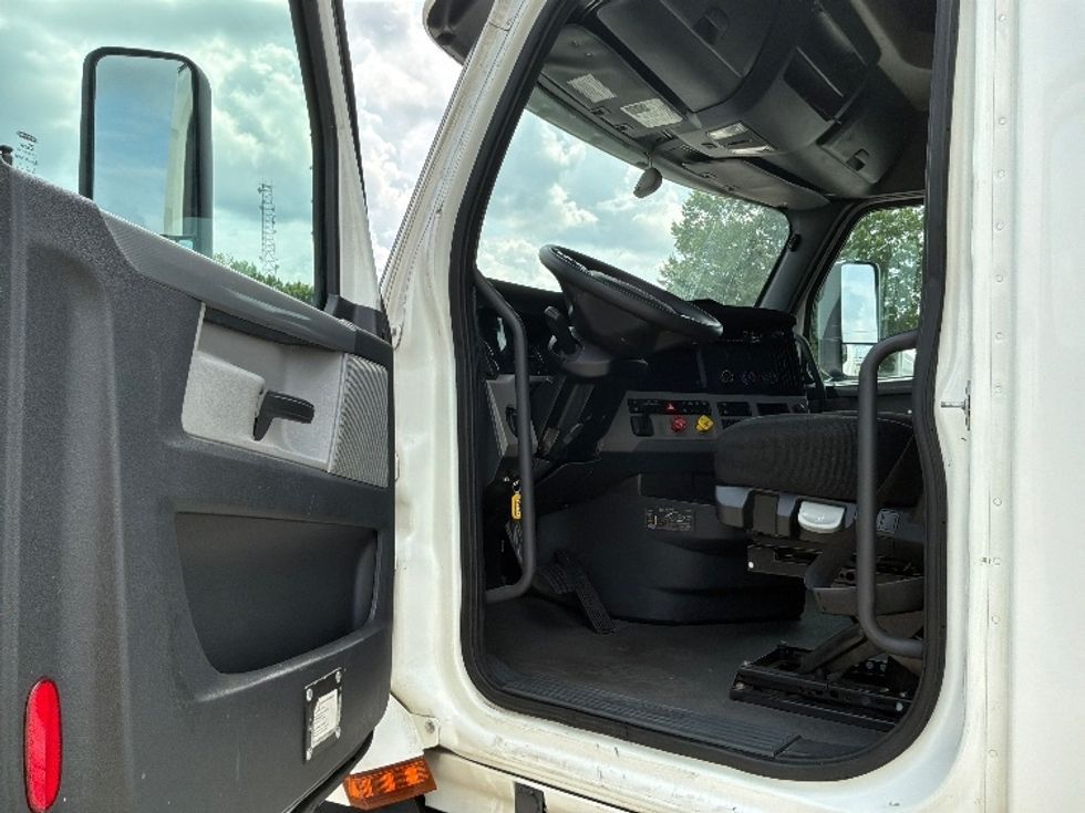 Sleeper Tractor-Heavy Duty Tractors-Freightliner-2020-T12664ST-Montgomery-AL-353,054\n\t\tmiles-$ 77,750 - Image 9