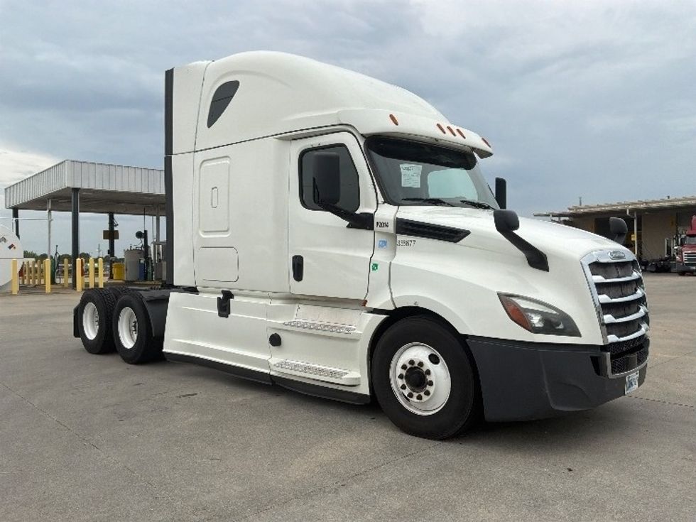 Sleeper Tractor-Heavy Duty Tractors-Freightliner-2020-T12664ST-Montgomery-AL-369,665\n\t\tmiles-$ 76,750 - Image 1