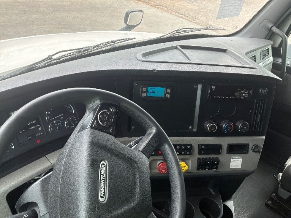 Sleeper Tractor-Heavy Duty Tractors-Freightliner-2020-T12664ST-Montgomery-AL-369,665\n\t\tmiles-$ 76,750 - Image 10