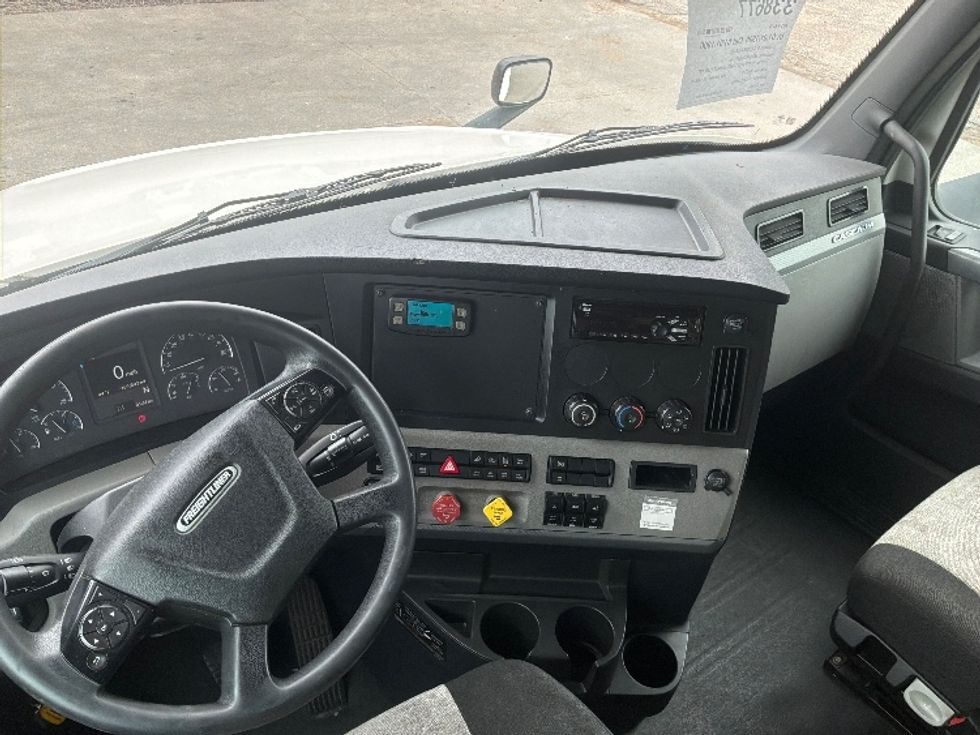 Sleeper Tractor-Heavy Duty Tractors-Freightliner-2020-T12664ST-Montgomery-AL-369,665\n\t\tmiles-$ 76,750 - Image 12