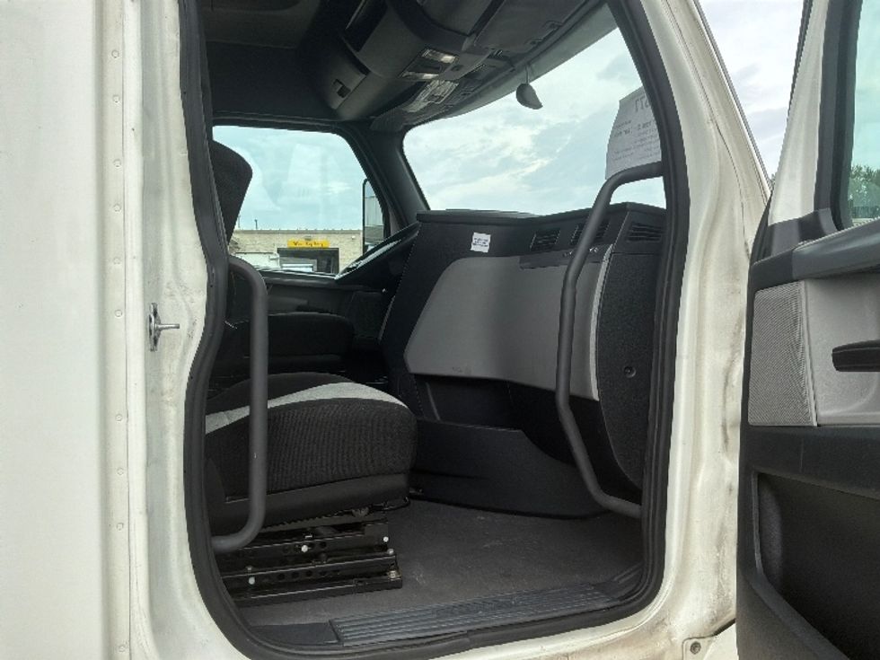 Sleeper Tractor-Heavy Duty Tractors-Freightliner-2020-T12664ST-Montgomery-AL-369,665\n\t\tmiles-$ 76,750 - Image 13