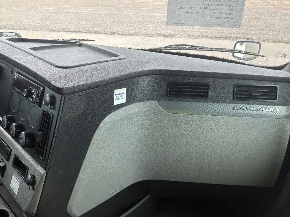 Sleeper Tractor-Heavy Duty Tractors-Freightliner-2020-T12664ST-Montgomery-AL-369,665\n\t\tmiles-$ 76,750 - Image 14