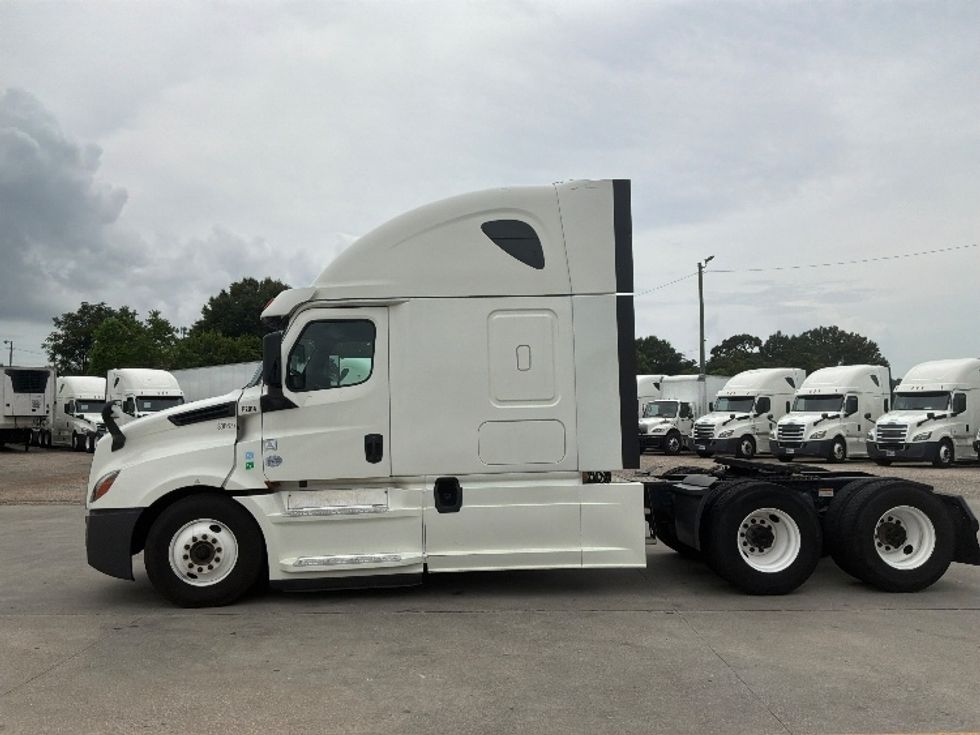 Sleeper Tractor-Heavy Duty Tractors-Freightliner-2020-T12664ST-Montgomery-AL-369,665\n\t\tmiles-$ 76,750 - Image 4
