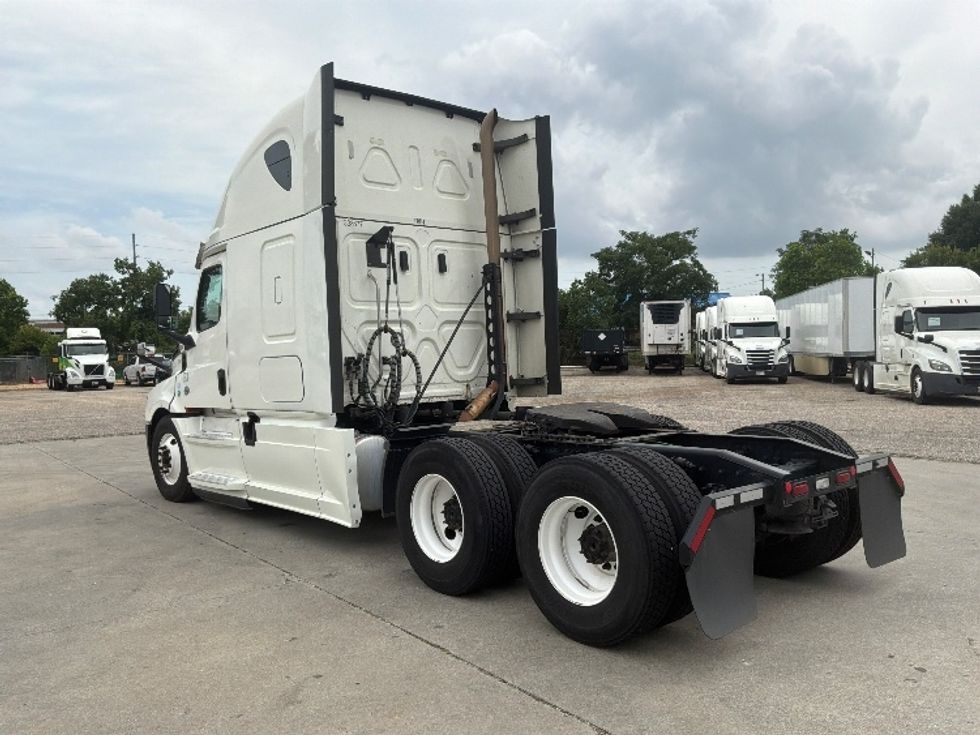 Sleeper Tractor-Heavy Duty Tractors-Freightliner-2020-T12664ST-Montgomery-AL-369,665\n\t\tmiles-$ 76,750 - Image 5