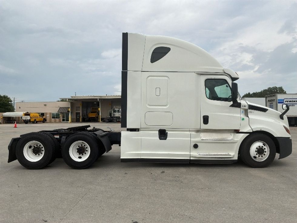 Sleeper Tractor-Heavy Duty Tractors-Freightliner-2020-T12664ST-Montgomery-AL-369,665\n\t\tmiles-$ 76,750 - Image 8