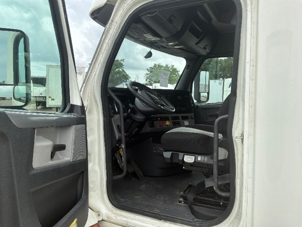 Sleeper Tractor-Heavy Duty Tractors-Freightliner-2020-T12664ST-Montgomery-AL-369,665\n\t\tmiles-$ 76,750 - Image 9