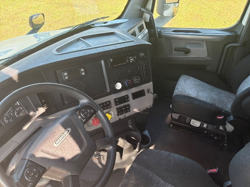 Sleeper Tractor-Heavy Duty Tractors-Freightliner-2020-T12664ST-Montgomery-AL-399,828\n\t\tmiles-$ 75,000 - Image 10