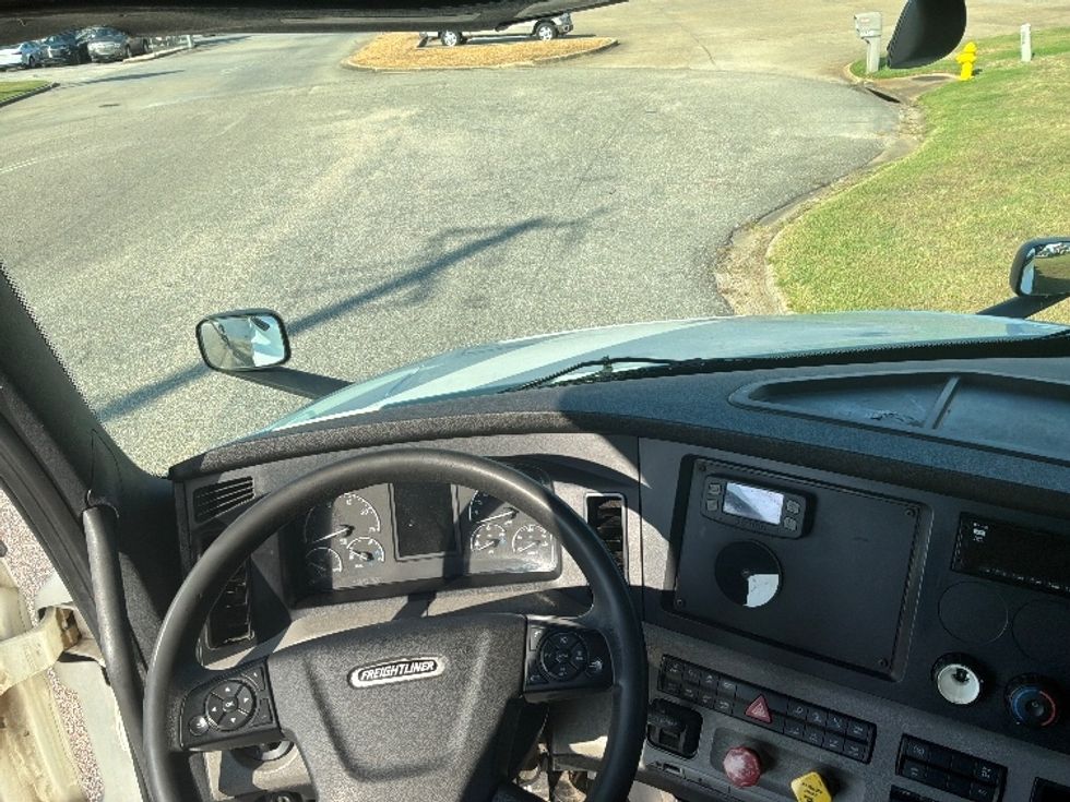 Sleeper Tractor-Heavy Duty Tractors-Freightliner-2020-T12664ST-Montgomery-AL-399,828\n\t\tmiles-$ 75,000 - Image 11