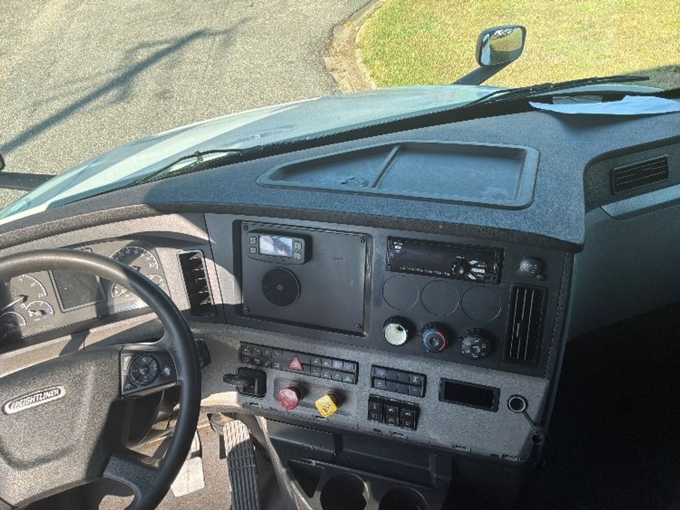 Sleeper Tractor-Heavy Duty Tractors-Freightliner-2020-T12664ST-Montgomery-AL-399,828\n\t\tmiles-$ 75,000 - Image 12
