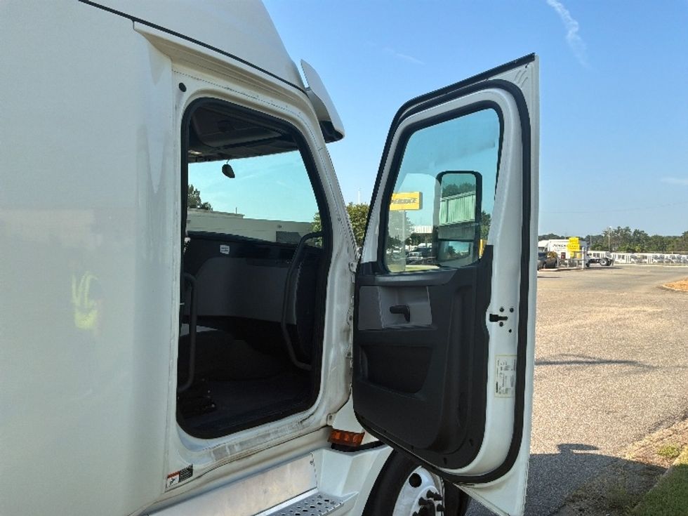 Sleeper Tractor-Heavy Duty Tractors-Freightliner-2020-T12664ST-Montgomery-AL-399,828\n\t\tmiles-$ 75,000 - Image 13