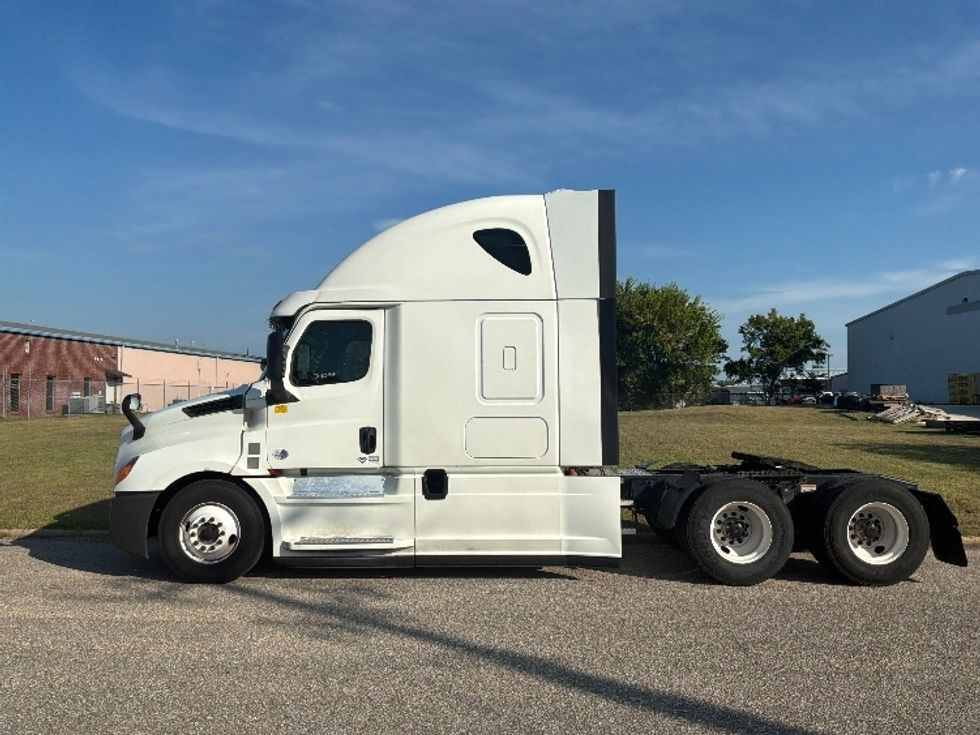 Sleeper Tractor-Heavy Duty Tractors-Freightliner-2020-T12664ST-Montgomery-AL-399,828\n\t\tmiles-$ 75,000 - Image 4