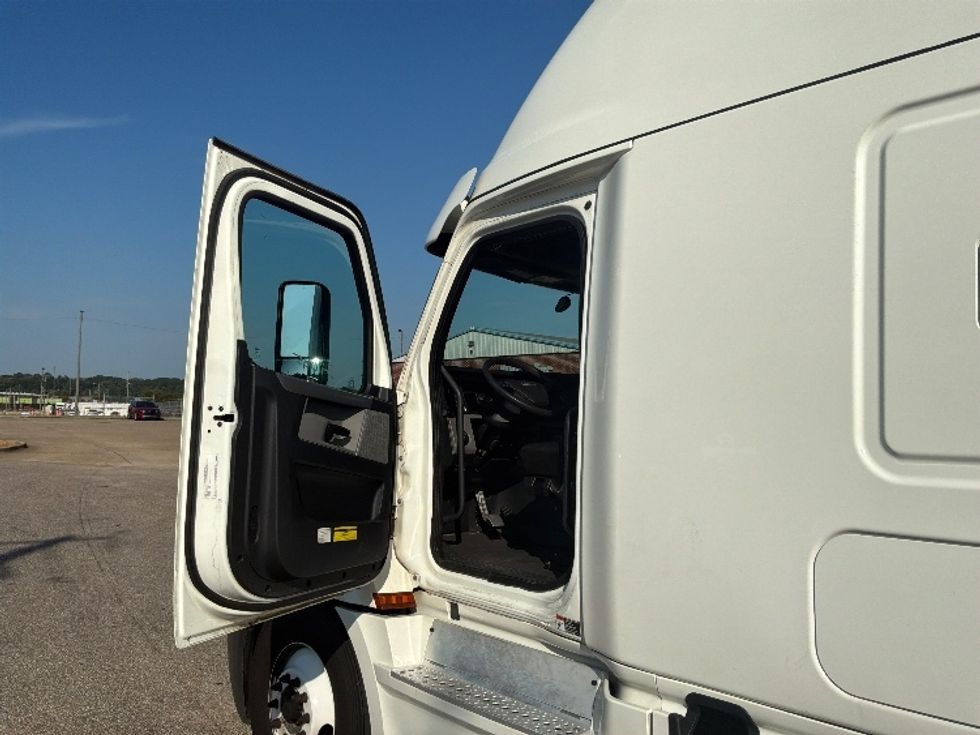 Sleeper Tractor-Heavy Duty Tractors-Freightliner-2020-T12664ST-Montgomery-AL-399,828\n\t\tmiles-$ 75,000 - Image 9