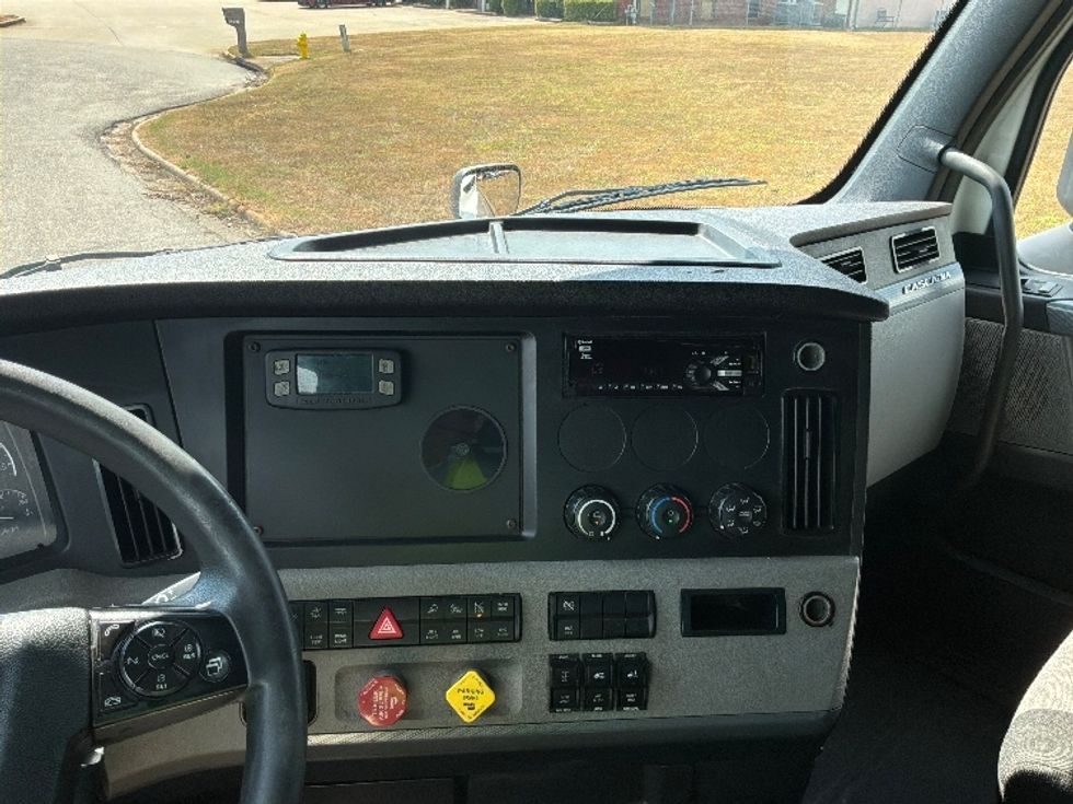 Sleeper Tractor-Heavy Duty Tractors-Freightliner-2020-T12664ST-Montgomery-AL-407,581\n\t\tmiles-$ 73,000 - Image 12