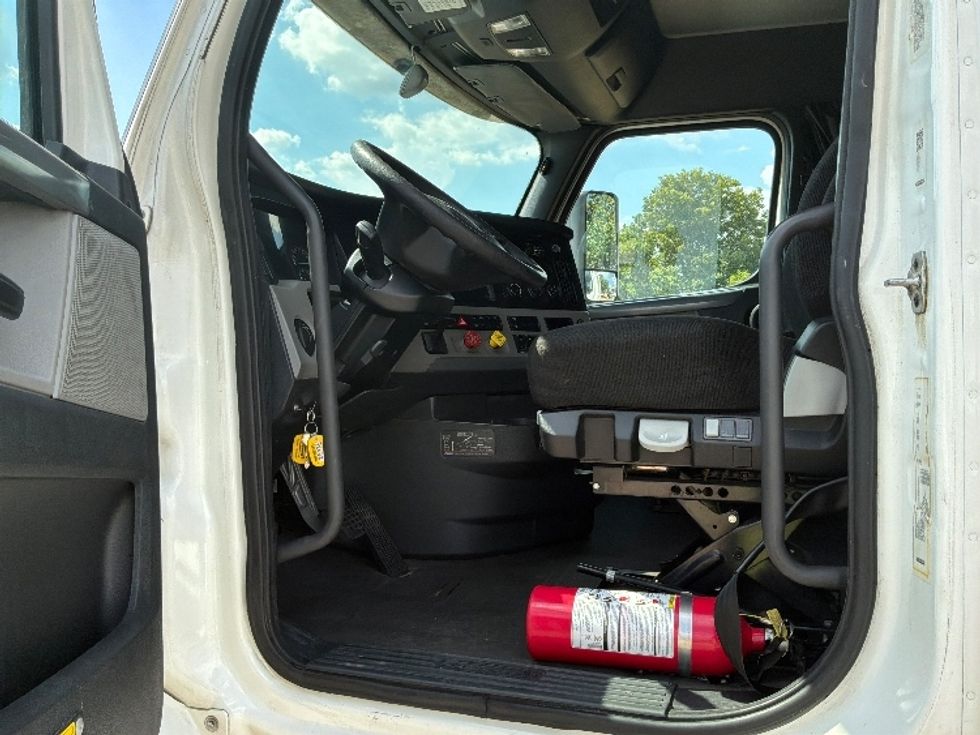 Sleeper Tractor-Heavy Duty Tractors-Freightliner-2020-T12664ST-Montgomery-AL-407,581\n\t\tmiles-$ 73,000 - Image 9