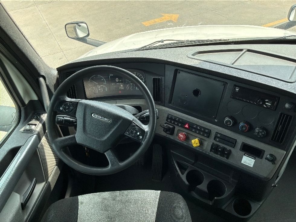 Sleeper Tractor-Heavy Duty Tractors-Freightliner-2020-T12664ST-Montgomery-AL-411,100\n\t\tmiles-$ 72,250 - Image 11