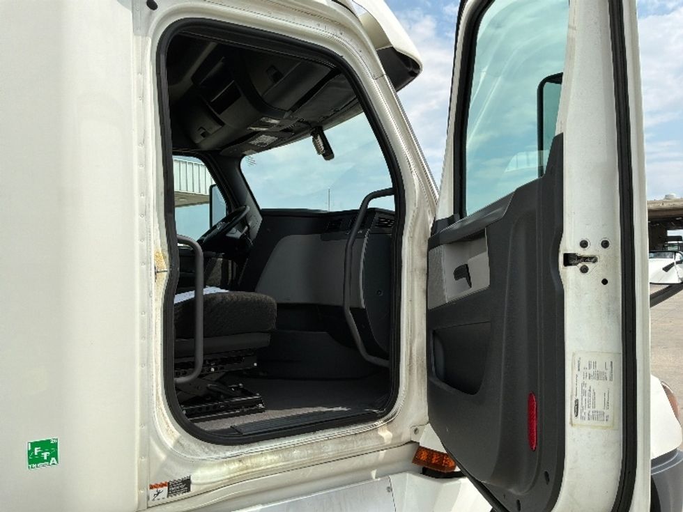Sleeper Tractor-Heavy Duty Tractors-Freightliner-2020-T12664ST-Montgomery-AL-411,100\n\t\tmiles-$ 72,250 - Image 13