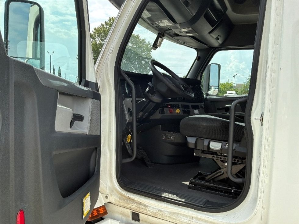Sleeper Tractor-Heavy Duty Tractors-Freightliner-2020-T12664ST-Montgomery-AL-411,100\n\t\tmiles-$ 72,250 - Image 9