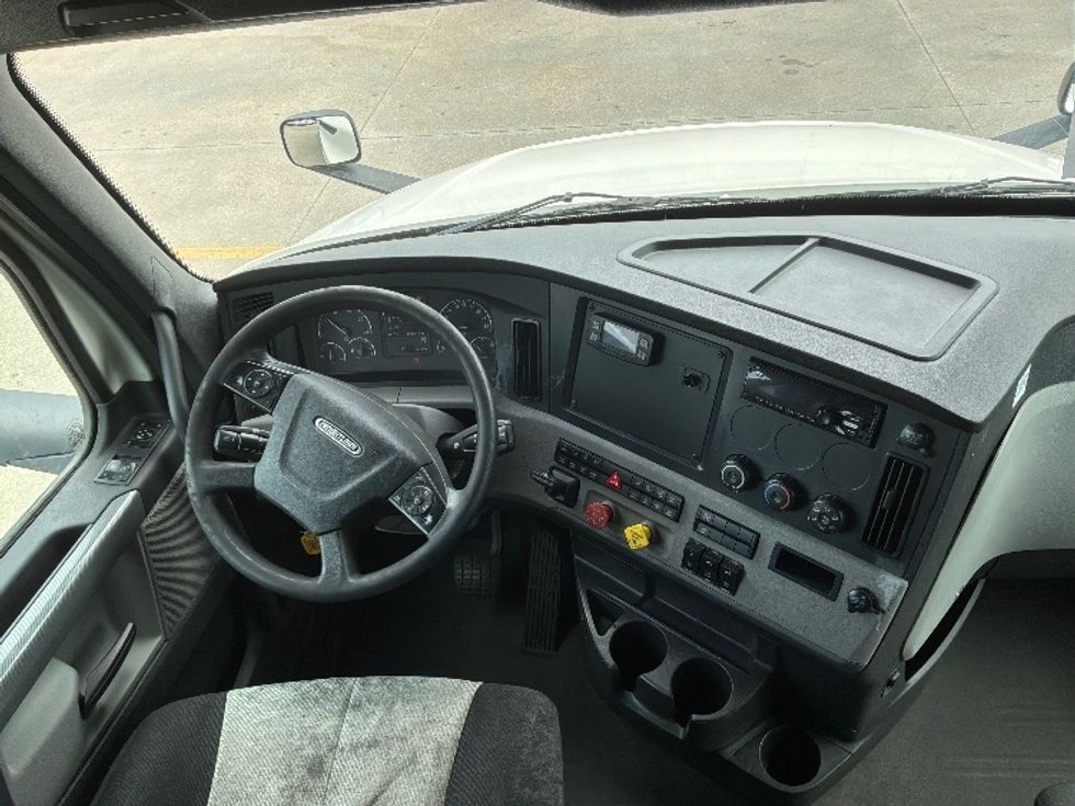 Sleeper Tractor-Heavy Duty Tractors-Freightliner-2020-T12664ST-Montgomery-AL-412,806\n\t\tmiles-$ 74,250 - Image 11