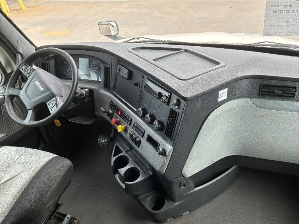 Sleeper Tractor-Heavy Duty Tractors-Freightliner-2020-T12664ST-Montgomery-AL-412,806\n\t\tmiles-$ 74,250 - Image 12