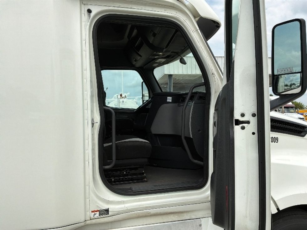 Sleeper Tractor-Heavy Duty Tractors-Freightliner-2020-T12664ST-Montgomery-AL-412,806\n\t\tmiles-$ 74,250 - Image 13