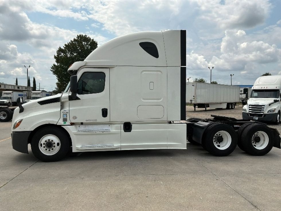 Sleeper Tractor-Heavy Duty Tractors-Freightliner-2020-T12664ST-Montgomery-AL-412,806\n\t\tmiles-$ 74,250 - Image 4