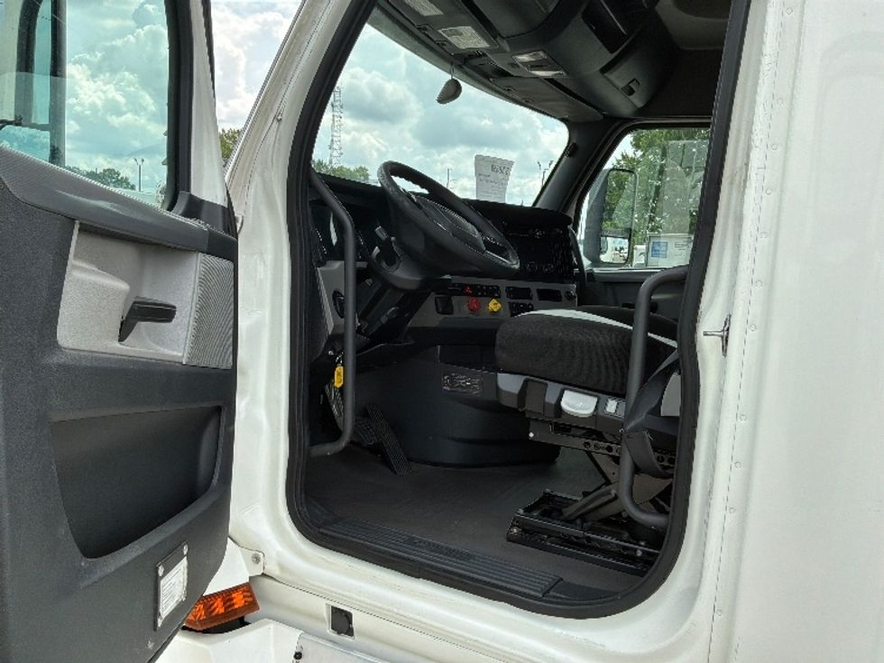 Sleeper Tractor-Heavy Duty Tractors-Freightliner-2020-T12664ST-Montgomery-AL-412,806\n\t\tmiles-$ 74,250 - Image 9