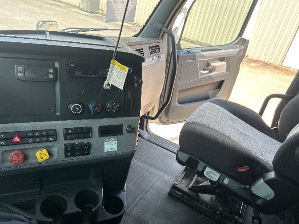 Sleeper Tractor-Heavy Duty Tractors-Freightliner-2020-T12664ST-Montgomery-AL-418,251\n\t\tmiles-$ 74,000 - Image 10