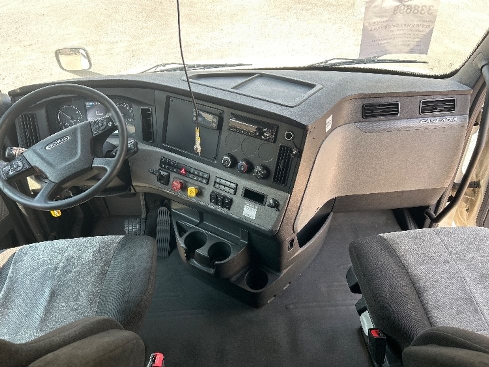 Sleeper Tractor-Heavy Duty Tractors-Freightliner-2020-T12664ST-Montgomery-AL-418,251\n\t\tmiles-$ 74,000 - Image 12