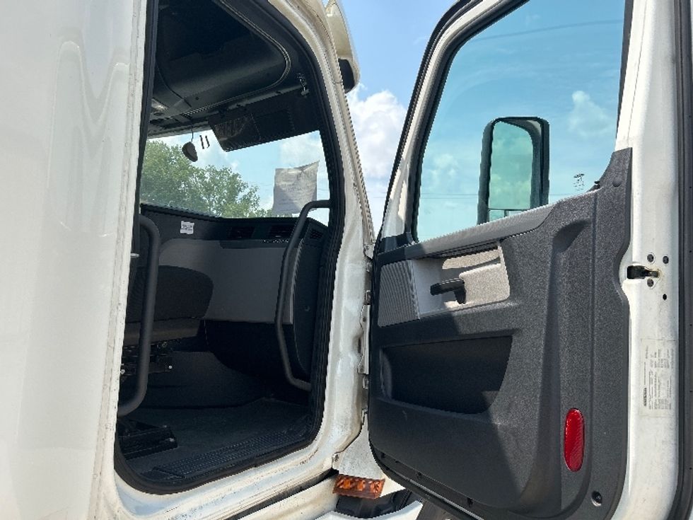Sleeper Tractor-Heavy Duty Tractors-Freightliner-2020-T12664ST-Montgomery-AL-418,251\n\t\tmiles-$ 74,000 - Image 13