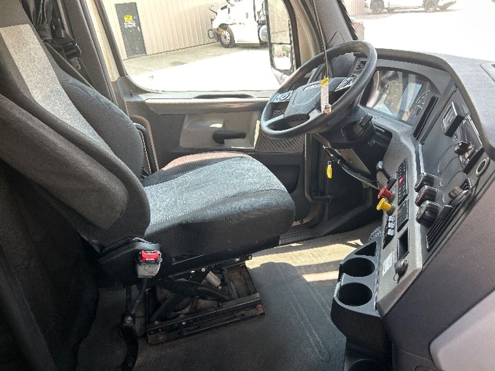 Sleeper Tractor-Heavy Duty Tractors-Freightliner-2020-T12664ST-Montgomery-AL-418,251\n\t\tmiles-$ 74,000 - Image 15