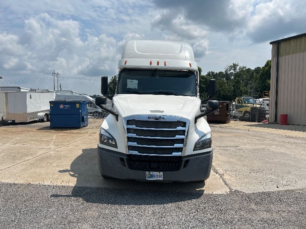 Sleeper Tractor-Heavy Duty Tractors-Freightliner-2020-T12664ST-Montgomery-AL-418,251\n\t\tmiles-$ 74,000 - Image 2