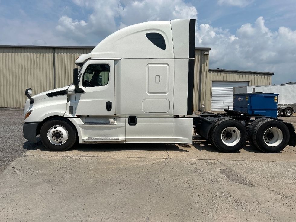 Sleeper Tractor-Heavy Duty Tractors-Freightliner-2020-T12664ST-Montgomery-AL-418,251\n\t\tmiles-$ 74,000 - Image 4