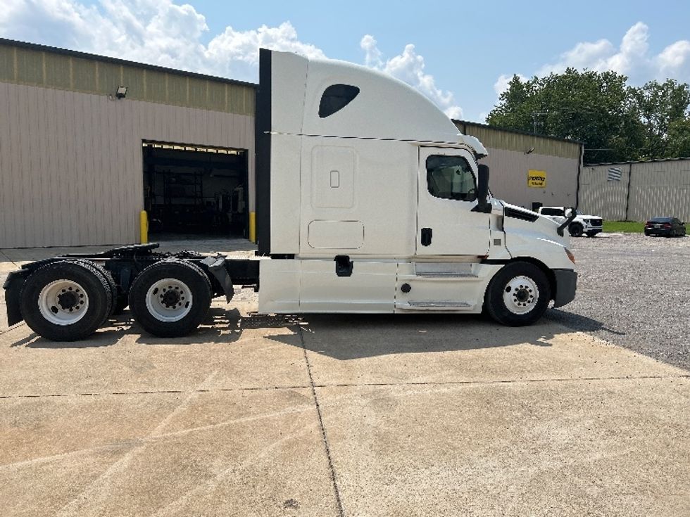 Sleeper Tractor-Heavy Duty Tractors-Freightliner-2020-T12664ST-Montgomery-AL-418,251\n\t\tmiles-$ 74,000 - Image 8