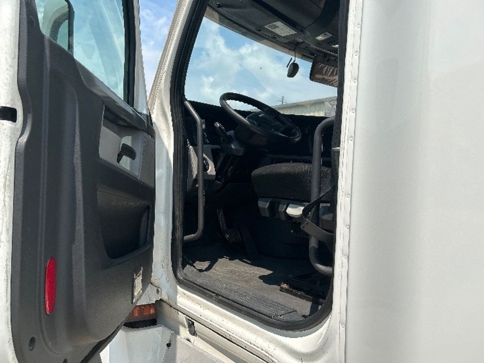 Sleeper Tractor-Heavy Duty Tractors-Freightliner-2020-T12664ST-Montgomery-AL-418,251\n\t\tmiles-$ 74,000 - Image 9