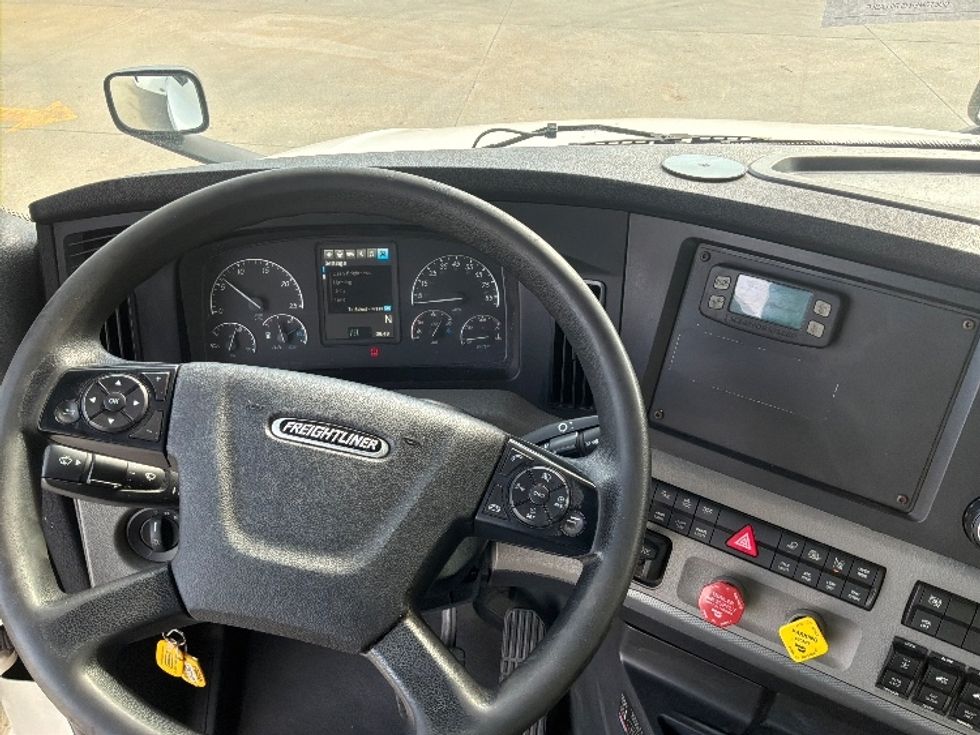 Sleeper Tractor-Heavy Duty Tractors-Freightliner-2020-T12664ST-Montgomery-AL-422,003\n\t\tmiles-$ 73,750 - Image 11