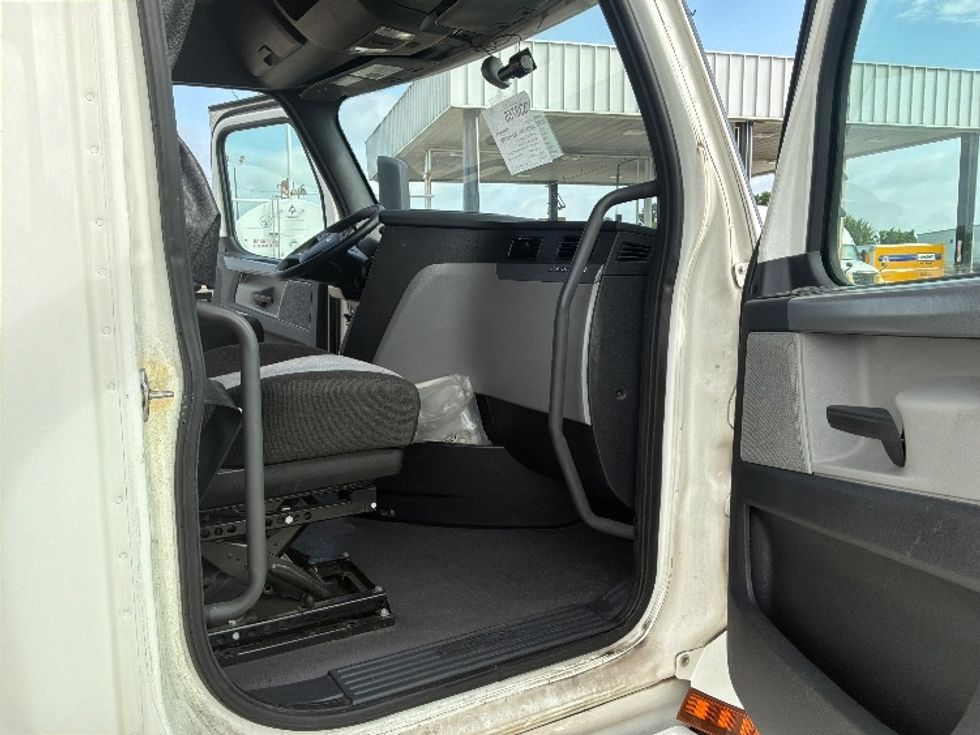 Sleeper Tractor-Heavy Duty Tractors-Freightliner-2020-T12664ST-Montgomery-AL-422,003\n\t\tmiles-$ 73,750 - Image 13