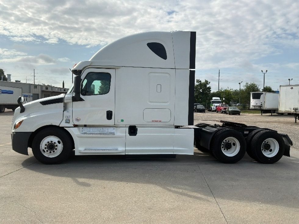 Sleeper Tractor-Heavy Duty Tractors-Freightliner-2020-T12664ST-Montgomery-AL-422,003\n\t\tmiles-$ 73,750 - Image 4