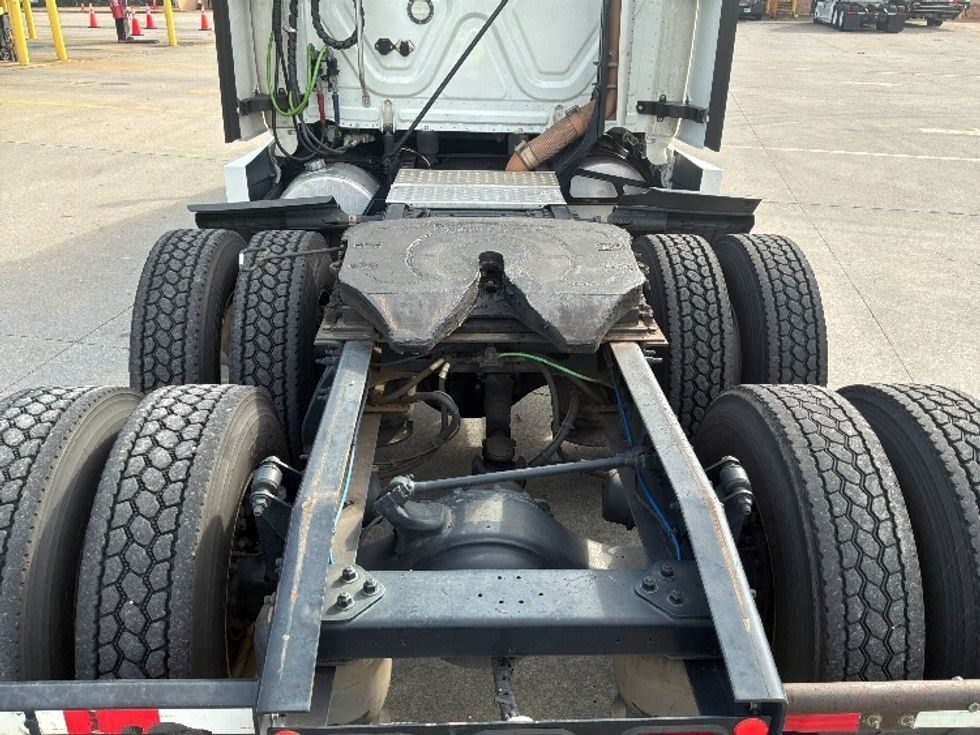 Sleeper Tractor-Heavy Duty Tractors-Freightliner-2020-T12664ST-Montgomery-AL-422,003\n\t\tmiles-$ 73,750 - Image 6