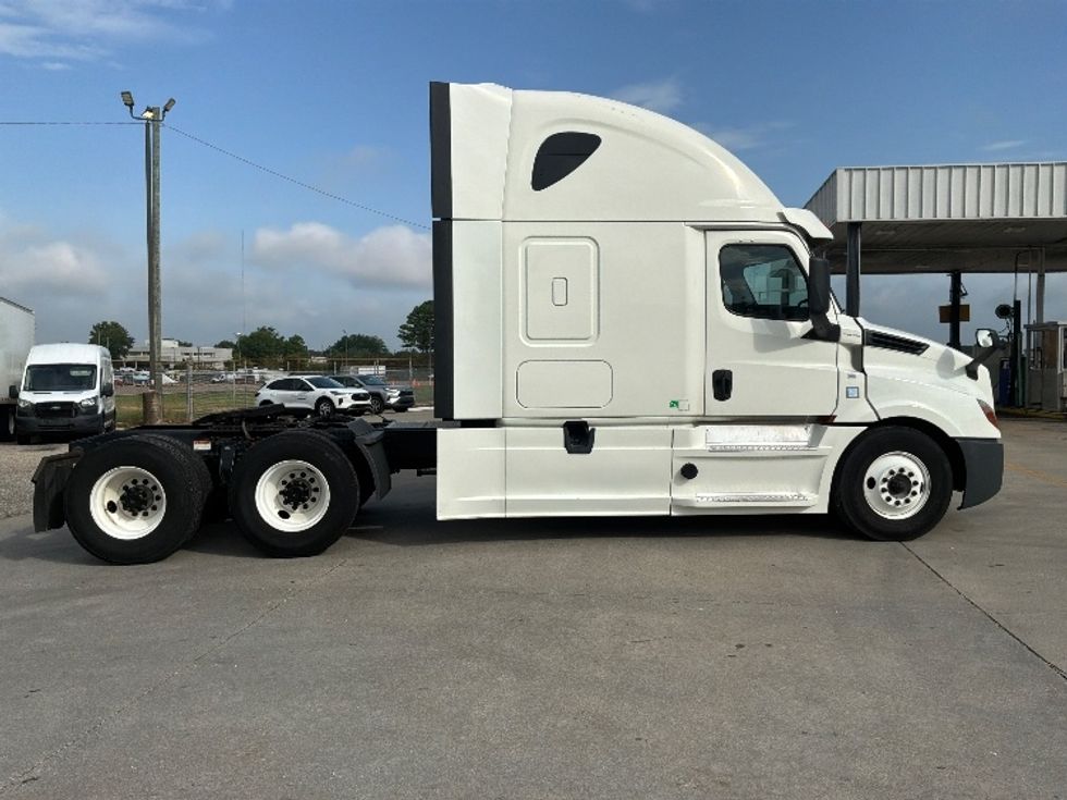 Sleeper Tractor-Heavy Duty Tractors-Freightliner-2020-T12664ST-Montgomery-AL-422,003\n\t\tmiles-$ 73,750 - Image 8