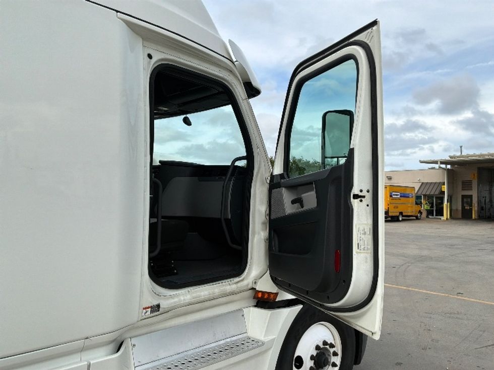 Sleeper Tractor-Heavy Duty Tractors-Freightliner-2020-T12664ST-Montgomery-AL-425,341\n\t\tmiles-$ 76,500 - Image 13