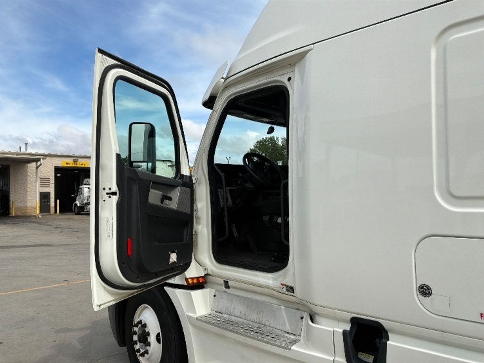 Sleeper Tractor-Heavy Duty Tractors-Freightliner-2020-T12664ST-Montgomery-AL-425,341\n\t\tmiles-$ 76,500 - Image 9