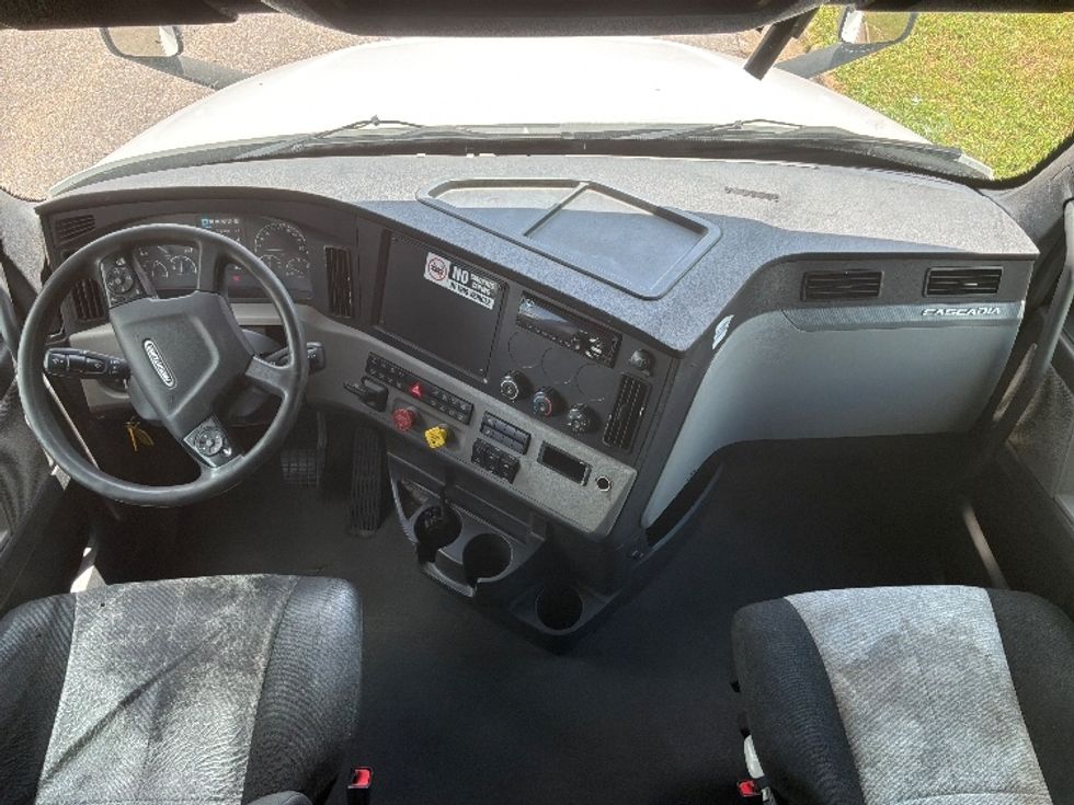 Sleeper Tractor-Heavy Duty Tractors-Freightliner-2020-T12664ST-Montgomery-AL-426,343\n\t\tmiles-$ 71,500 - Image 12