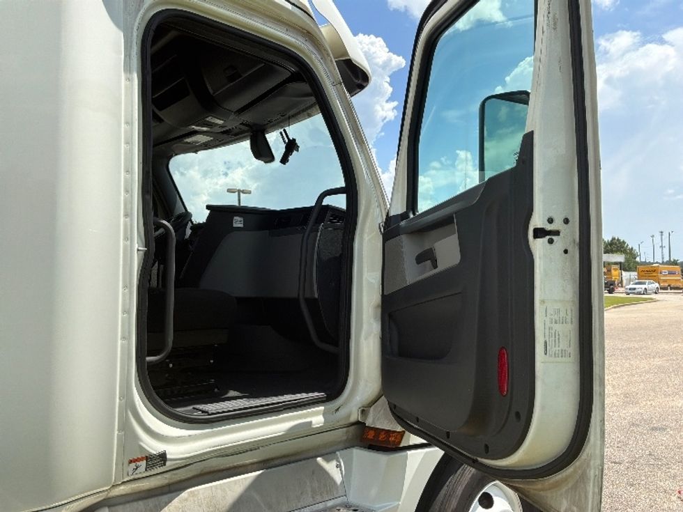 Sleeper Tractor-Heavy Duty Tractors-Freightliner-2020-T12664ST-Montgomery-AL-426,343\n\t\tmiles-$ 71,500 - Image 13