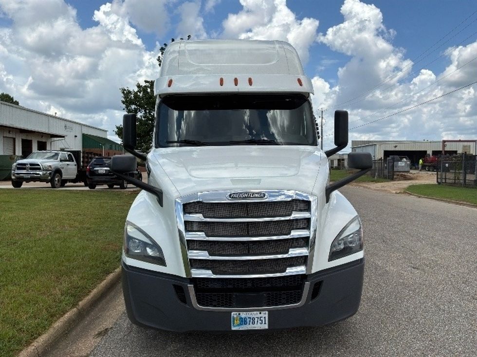 Sleeper Tractor-Heavy Duty Tractors-Freightliner-2020-T12664ST-Montgomery-AL-426,343\n\t\tmiles-$ 71,500 - Image 2
