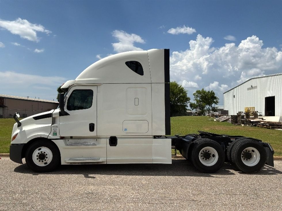 Sleeper Tractor-Heavy Duty Tractors-Freightliner-2020-T12664ST-Montgomery-AL-426,343\n\t\tmiles-$ 71,500 - Image 4