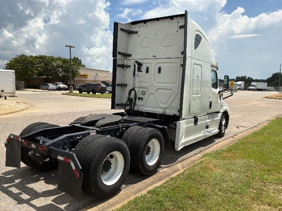Sleeper Tractor-Heavy Duty Tractors-Freightliner-2020-T12664ST-Montgomery-AL-426,343\n\t\tmiles-$ 71,500 - Image 7