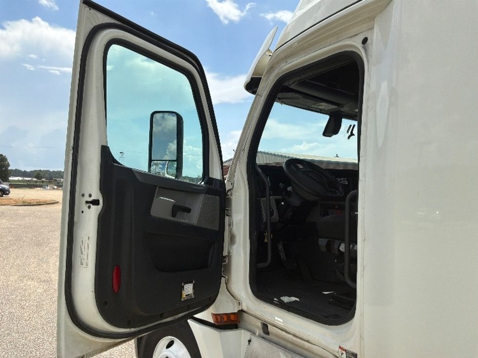 Sleeper Tractor-Heavy Duty Tractors-Freightliner-2020-T12664ST-Montgomery-AL-426,343\n\t\tmiles-$ 71,500 - Image 9