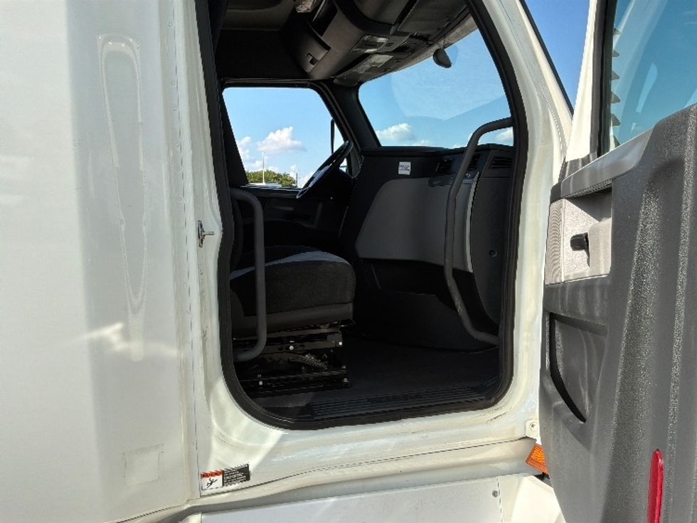Sleeper Tractor-Heavy Duty Tractors-Freightliner-2020-T12664ST-Montgomery-AL-436,289\n\t\tmiles-$ 65,500 - Image 13